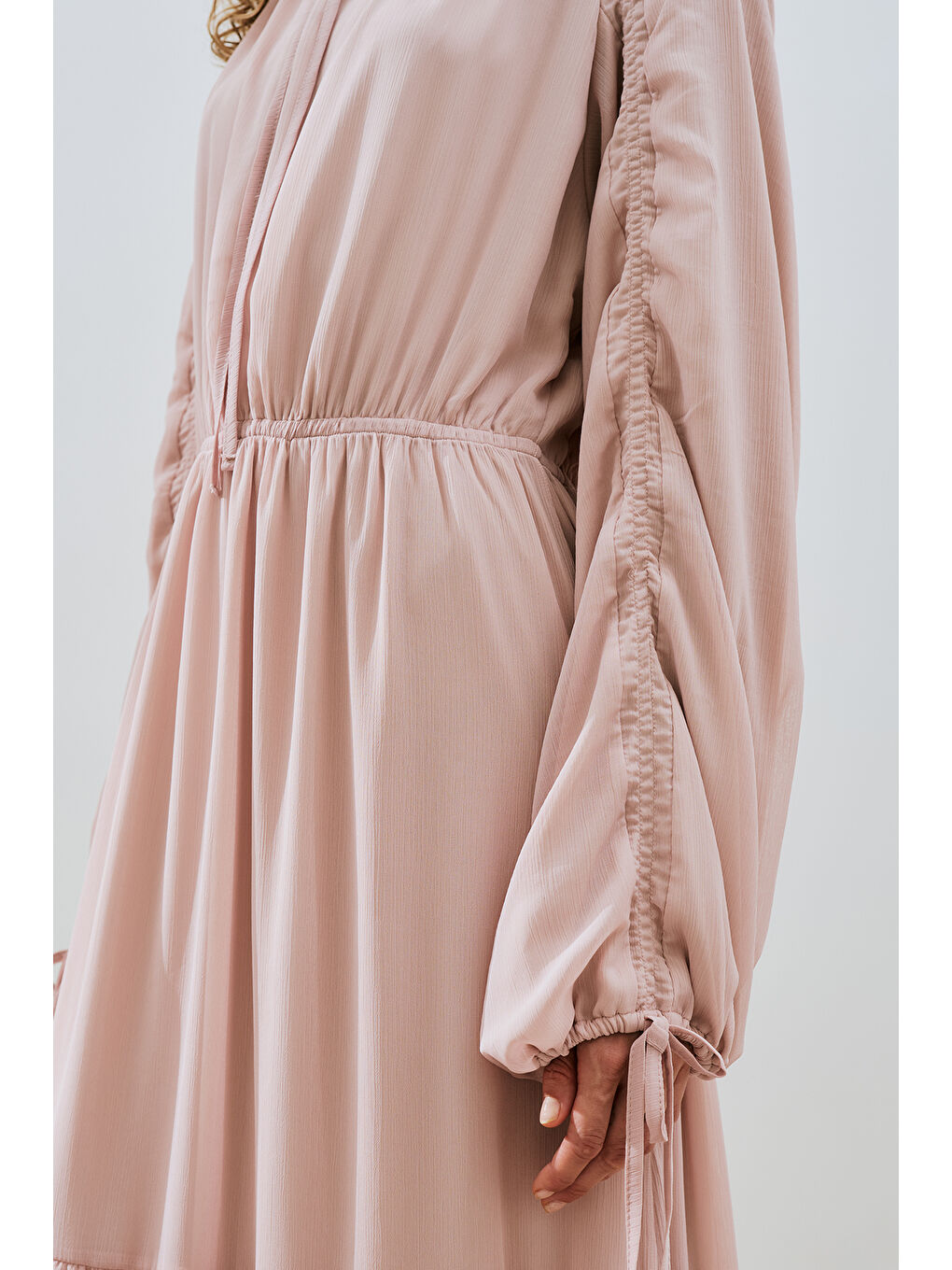 Pembe Uzun Büzgülü Şifon Elbise Pudra-5