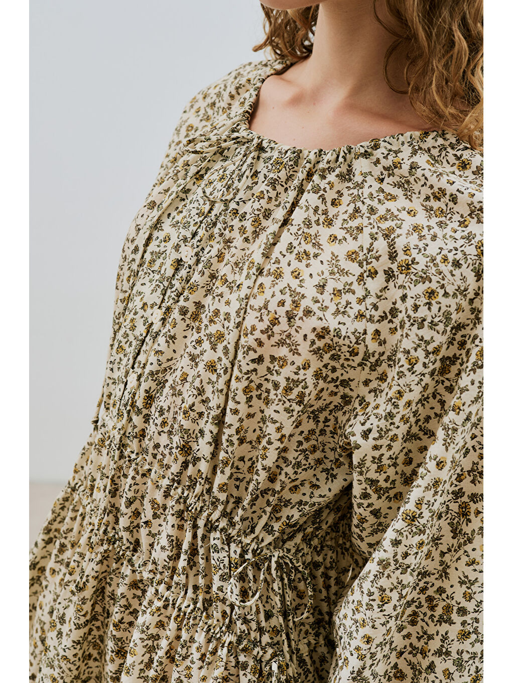 Ekru Desenli Pamuklu Büzgülü Elbise Tıny Flower-2