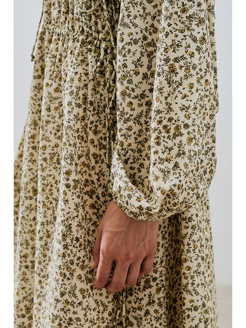 Ekru Desenli Pamuklu Büzgülü Elbise Tıny Flower-1