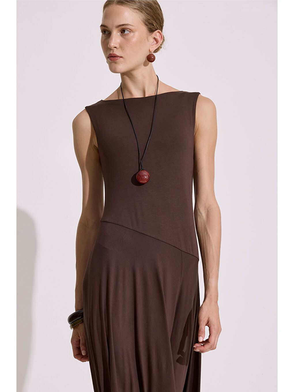 Kolsuz Dökümlü Elbise Kahverengi-1