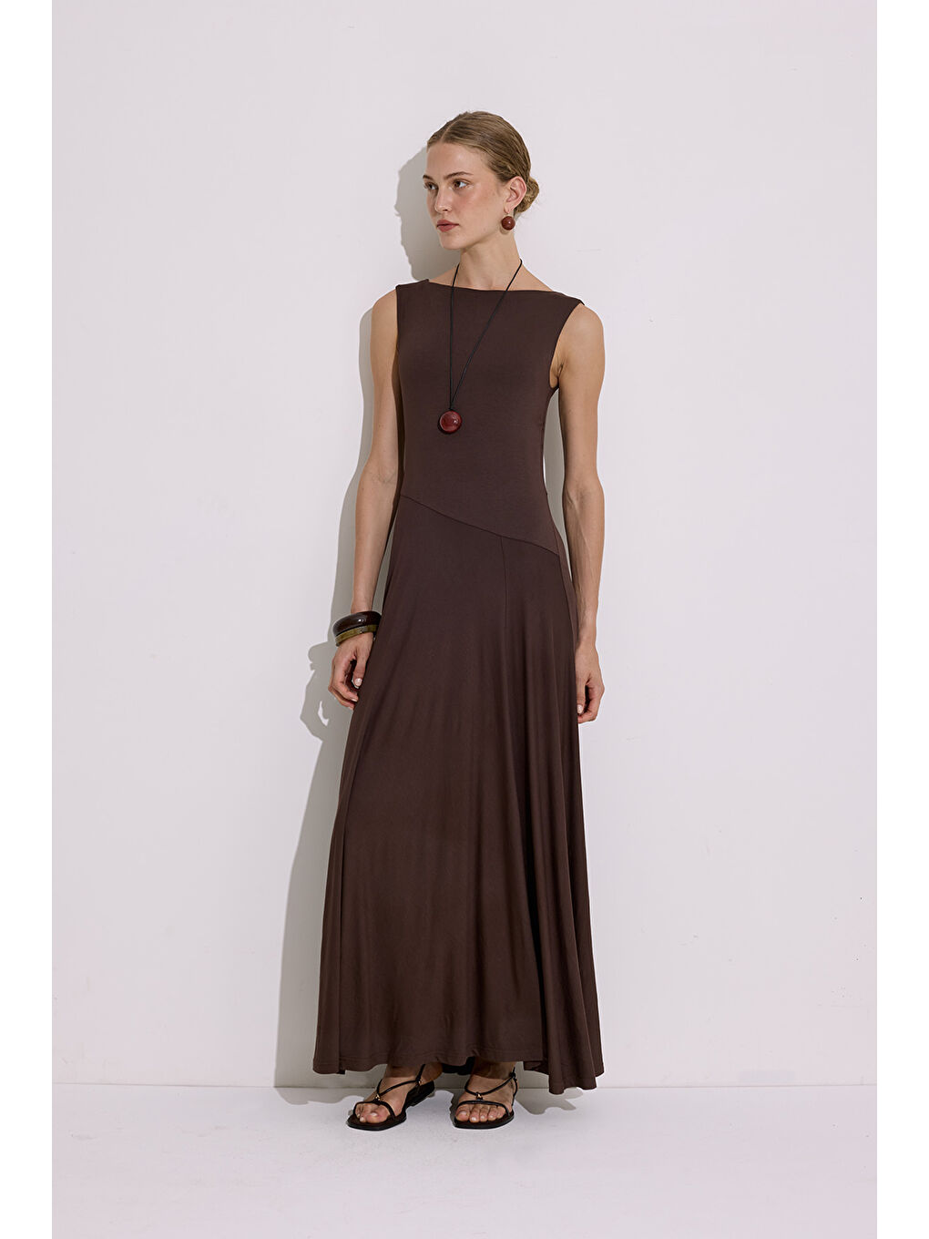 Kolsuz Dökümlü Elbise Kahverengi-3