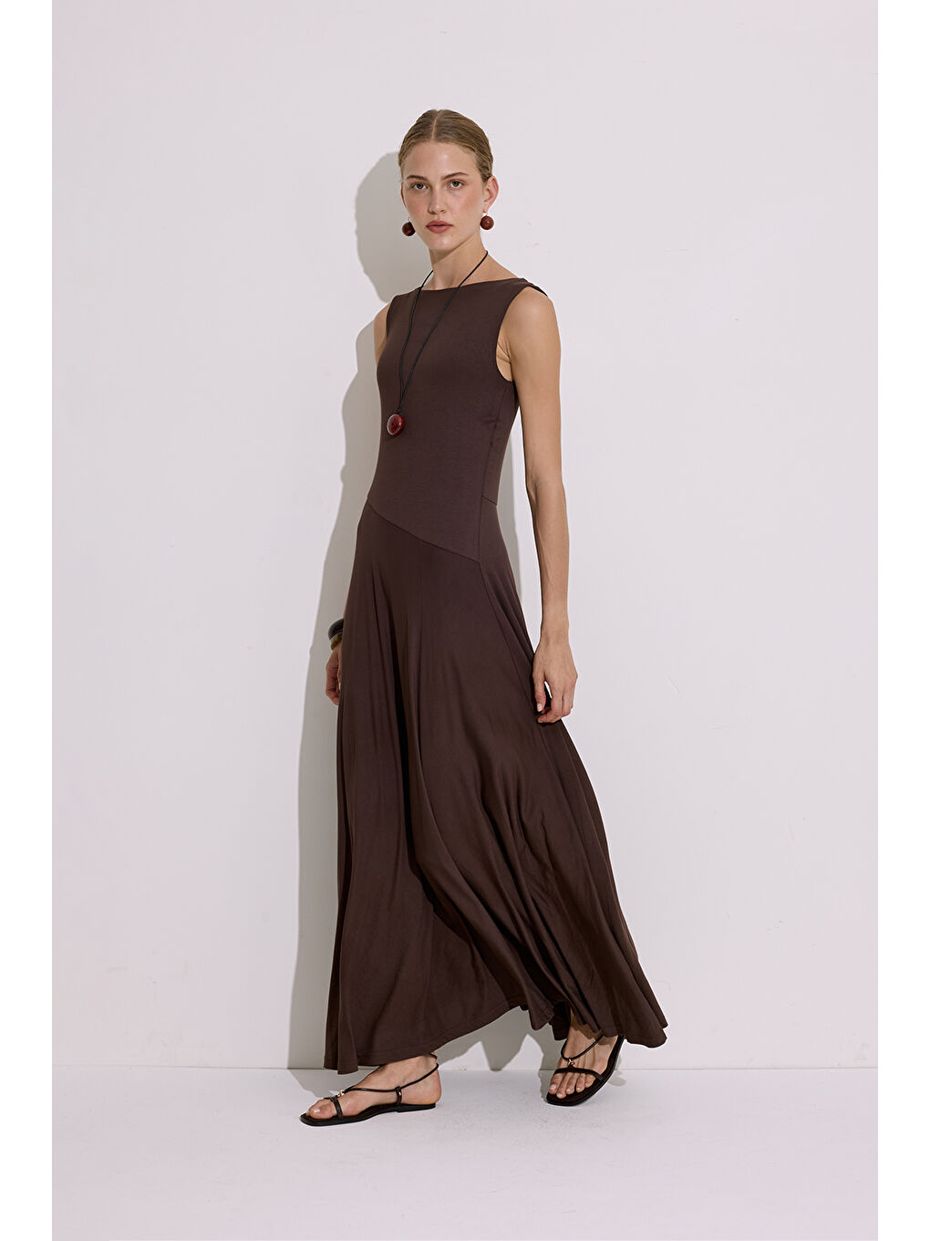 Kolsuz Dökümlü Elbise Kahverengi-5