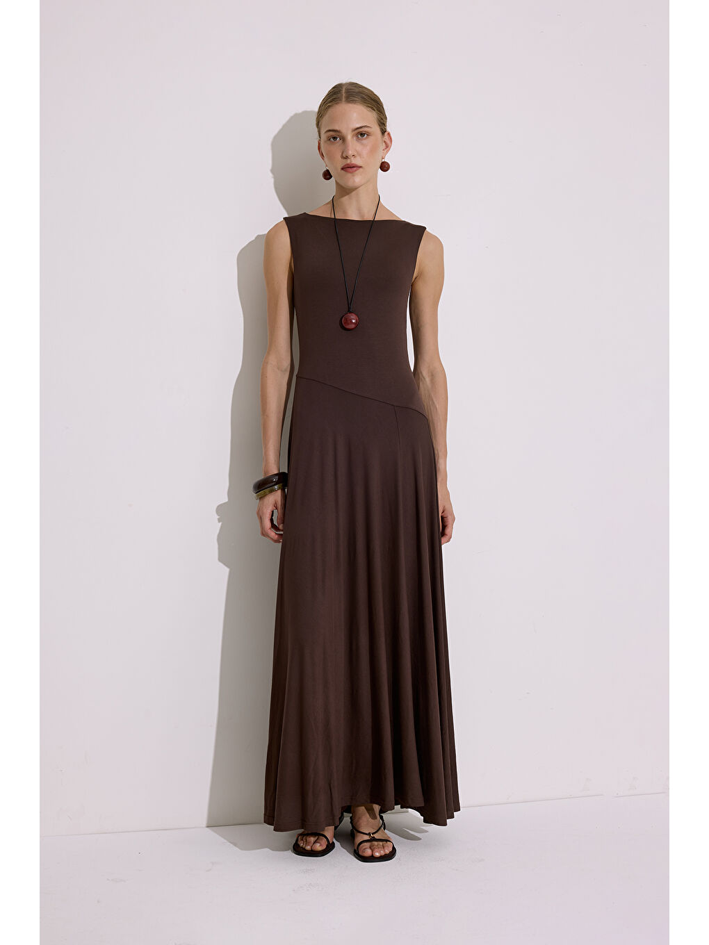 Kolsuz Dökümlü Elbise Kahverengi-6