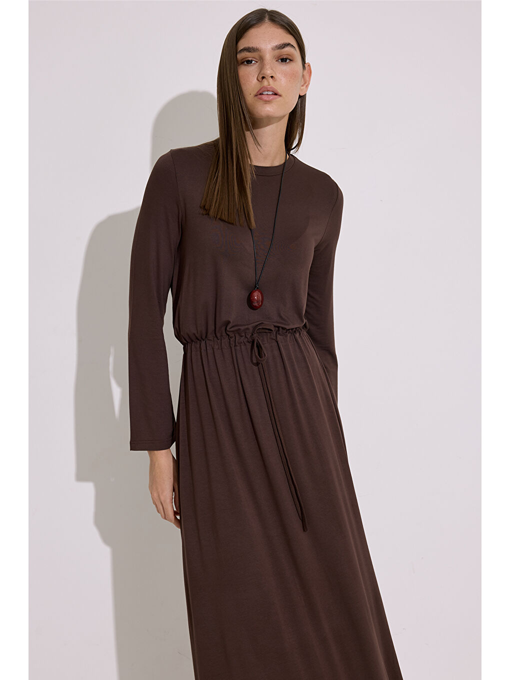 Dökümlü Uzun Kol Elbise Kahverengi-2