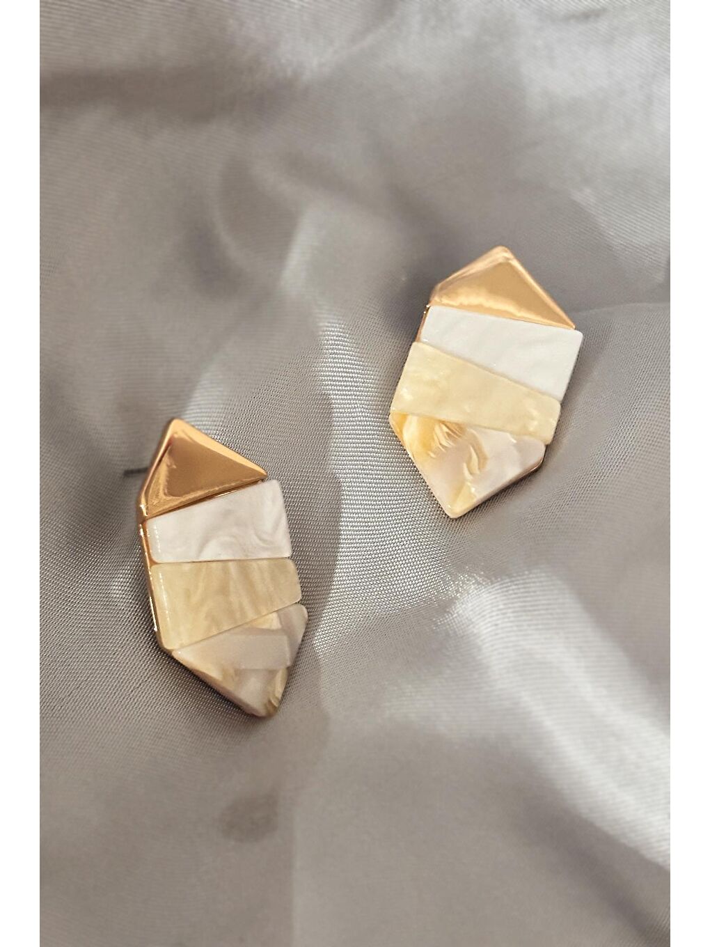 Ekru Akrilik Geometrik Küpe-4