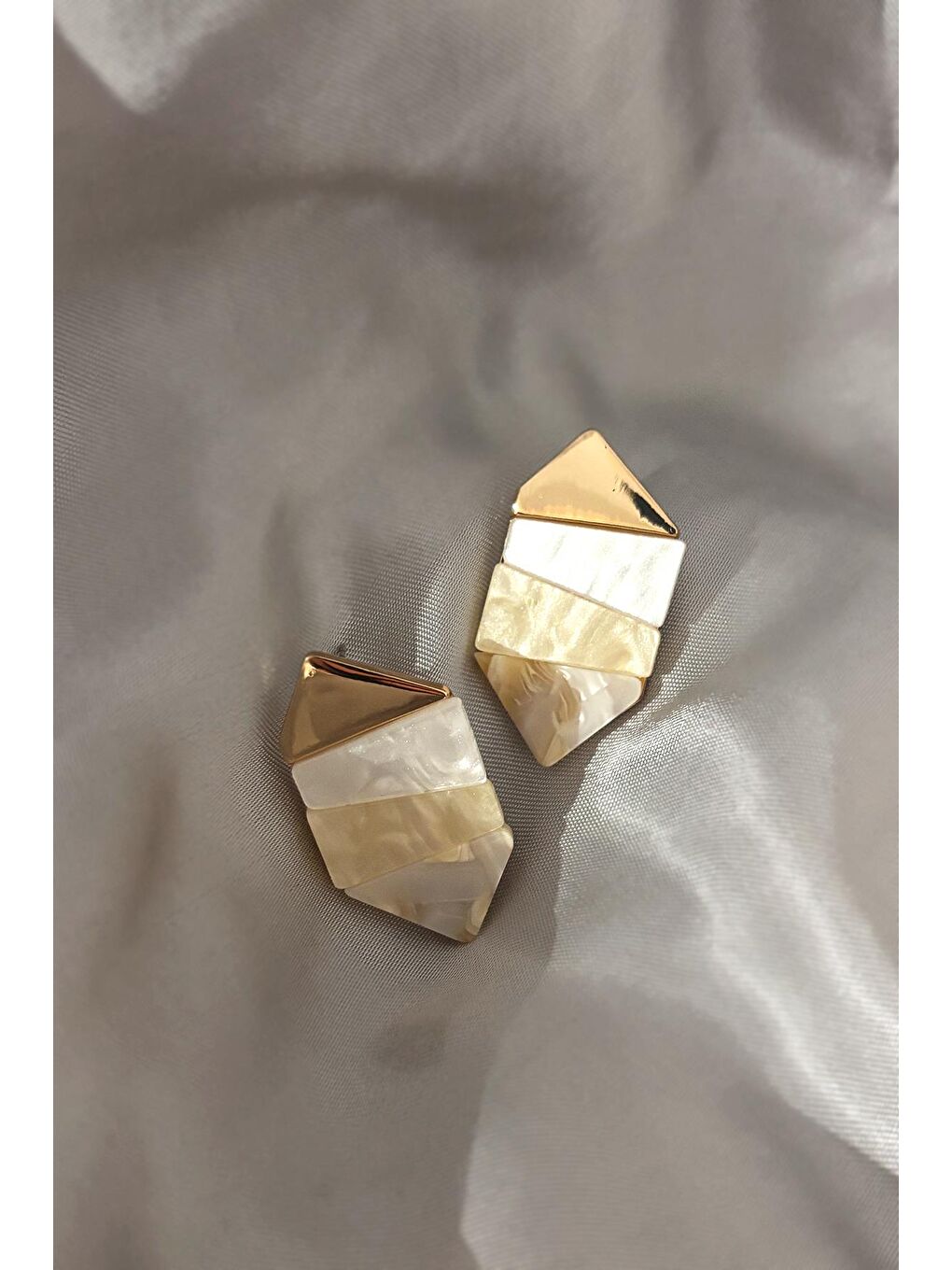 Ekru Akrilik Geometrik Küpe-5