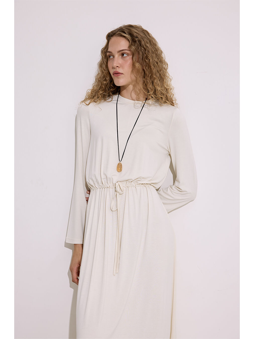 Beyaz Dökümlü Uzun Kol Elbise İnci-5