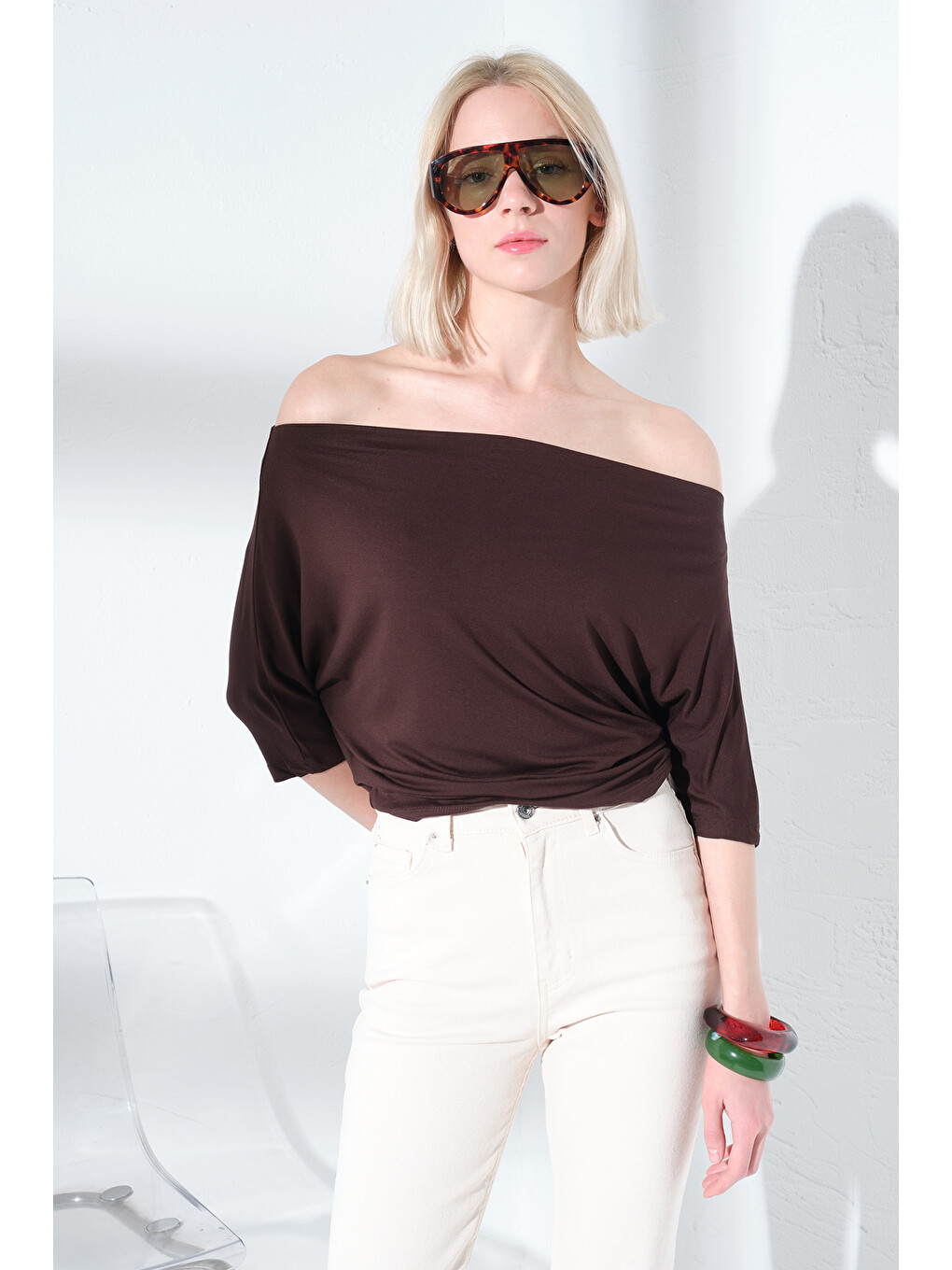 Kahverengi Tek Omuz Kayık Yaka Soft Touch Premium Yarasa Kısa Kollu Örme Kadın Tişört Bluz @Emilia-1