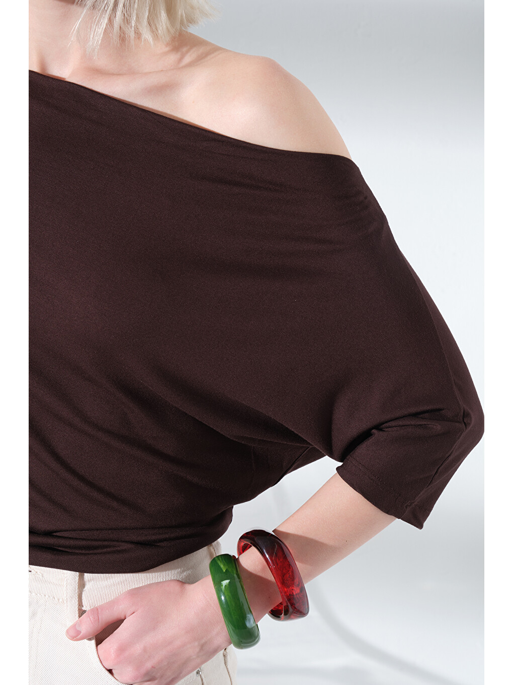 Kahverengi Tek Omuz Kayık Yaka Soft Touch Premium Yarasa Kısa Kollu Örme Kadın Tişört Bluz @Emilia-3