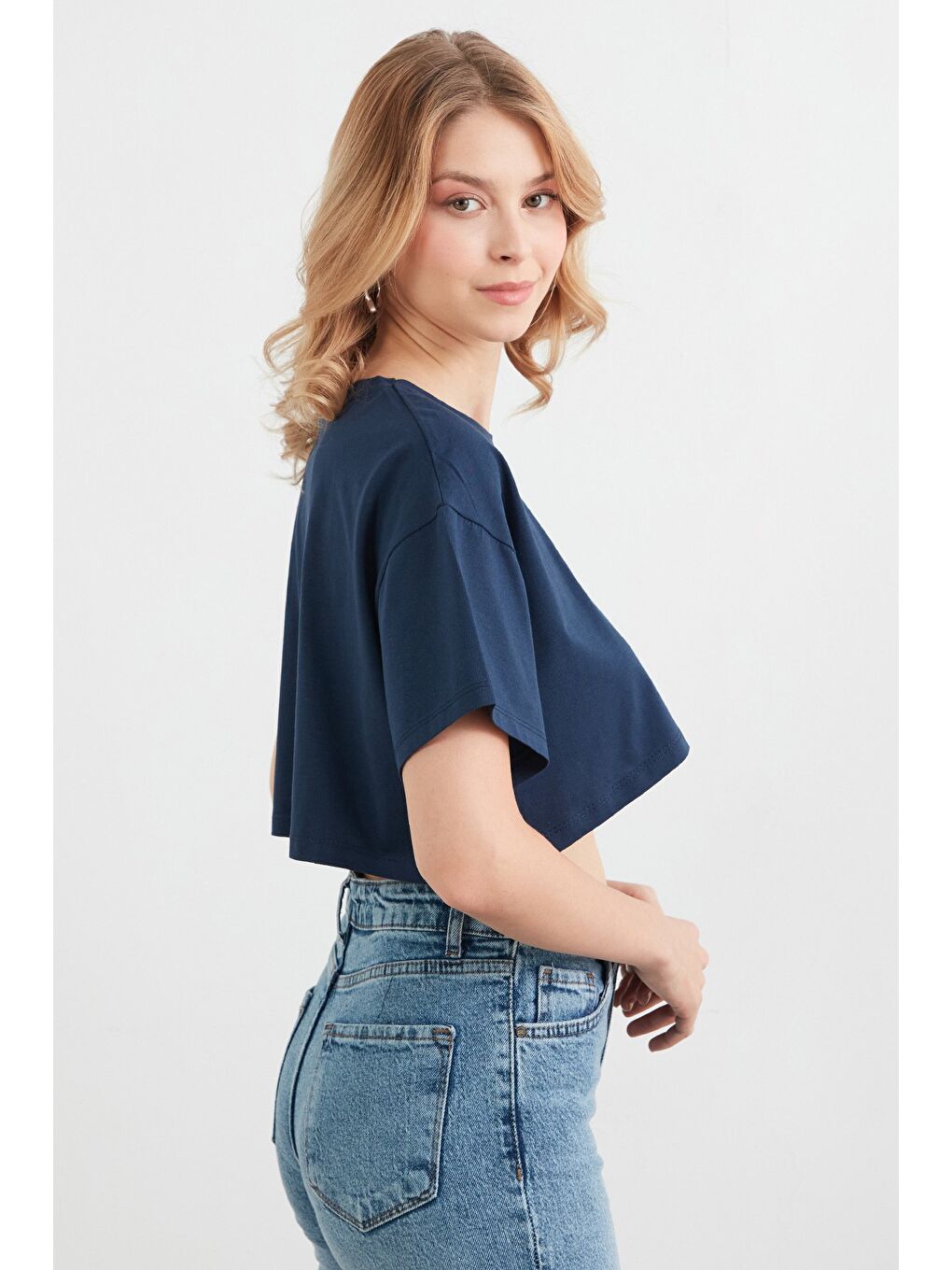 Lacivert Kabartma Yazı Baskılı Crop Tişört-1