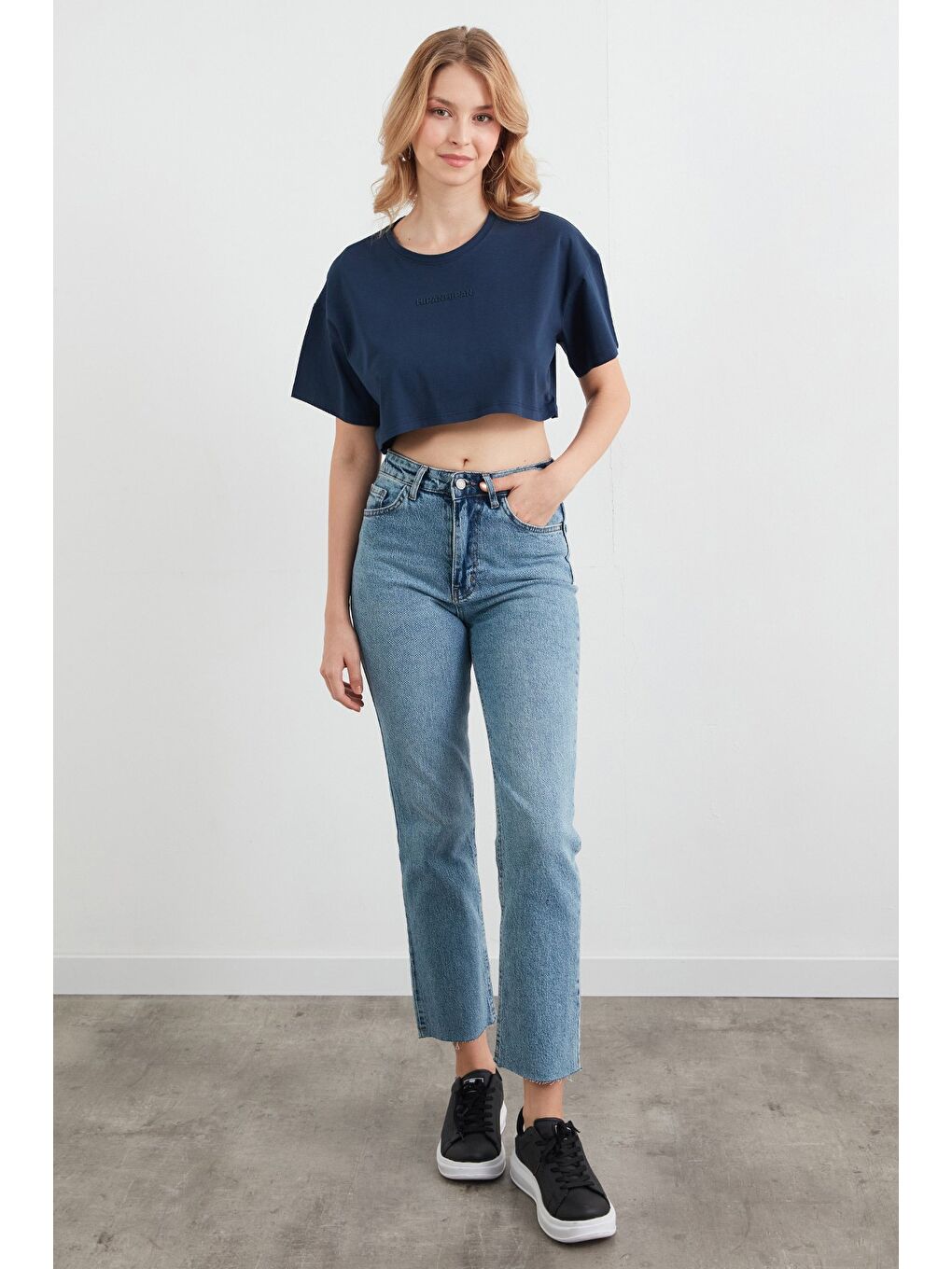 Lacivert Kabartma Yazı Baskılı Crop Tişört-2