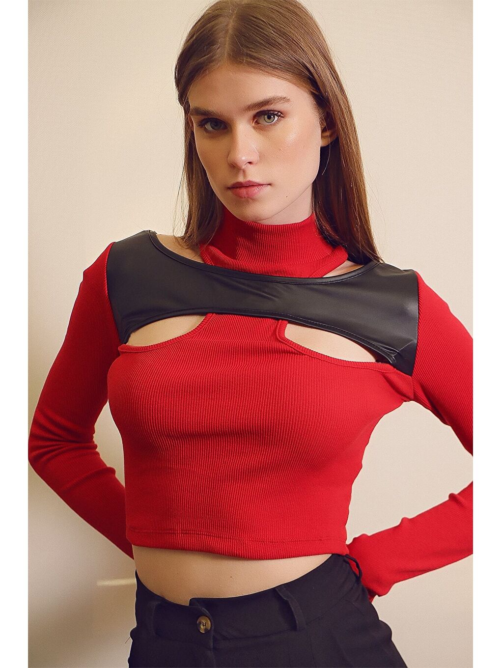 Kadın Kırmızı Deri Bloklu Balıkçı Yaka Kaşkorse Crop Bluz HZL22S-H100021