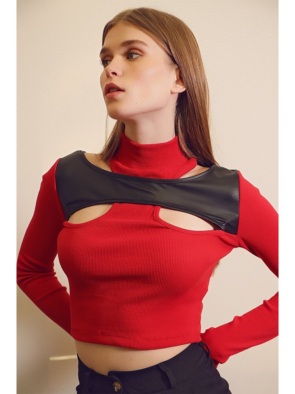 Kadın Kırmızı Deri Bloklu Balıkçı Yaka Kaşkorse Crop Bluz HZL22S-H100021-1