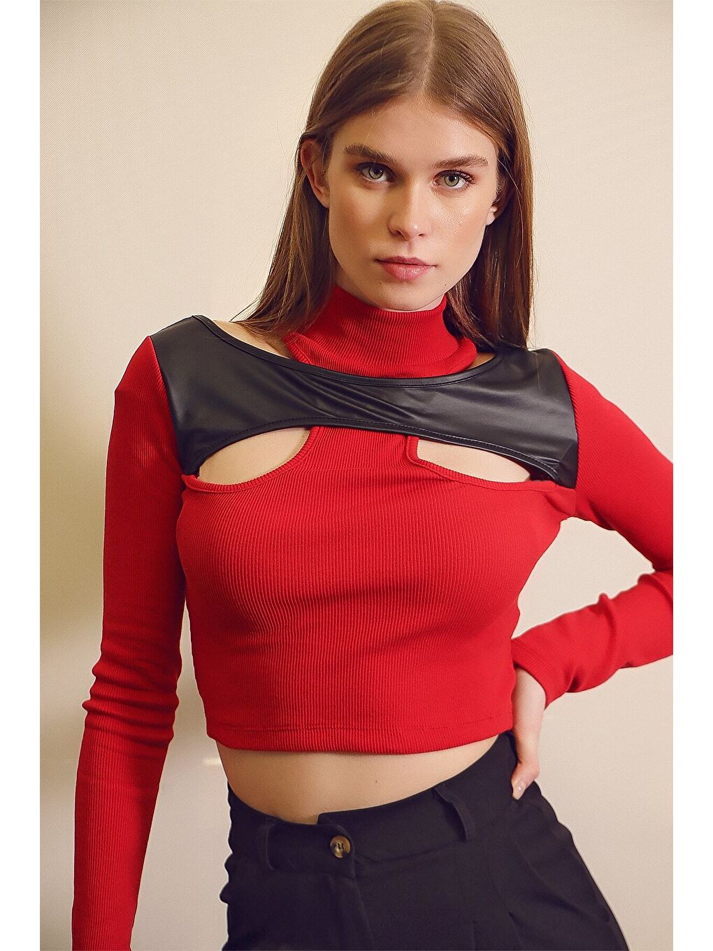 Kadın Kırmızı Deri Bloklu Balıkçı Yaka Kaşkorse Crop Bluz HZL22S-H100021-2
