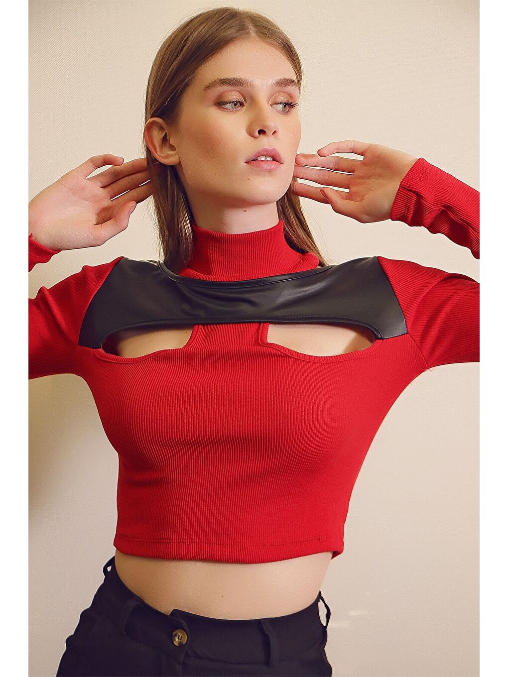Kadın Kırmızı Deri Bloklu Balıkçı Yaka Kaşkorse Crop Bluz HZL22S-H100021-3