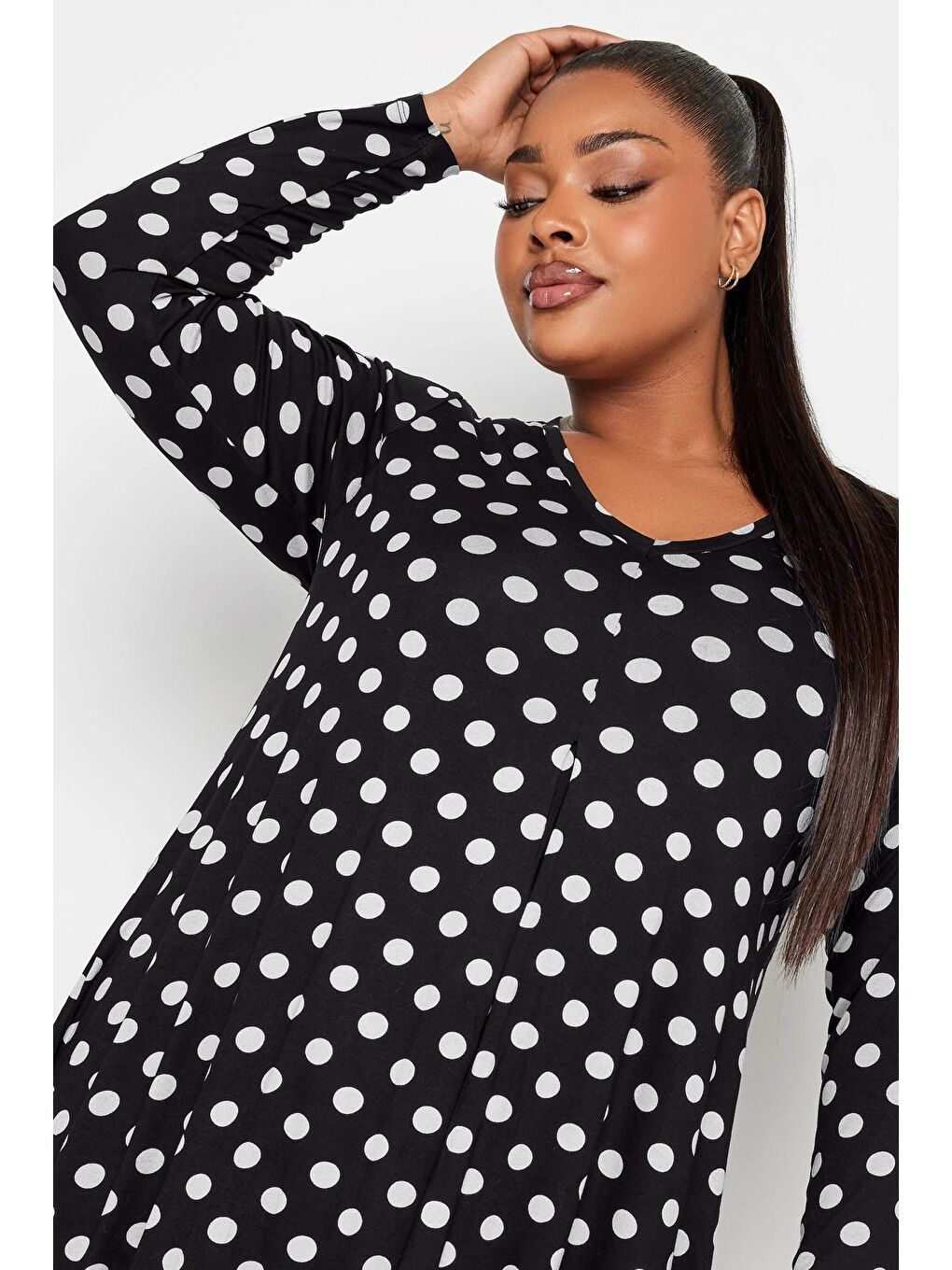 Siyah Büyük Beden V Yaka Uzun Kollu Puantiyeli Kısa Elbise 302738-1