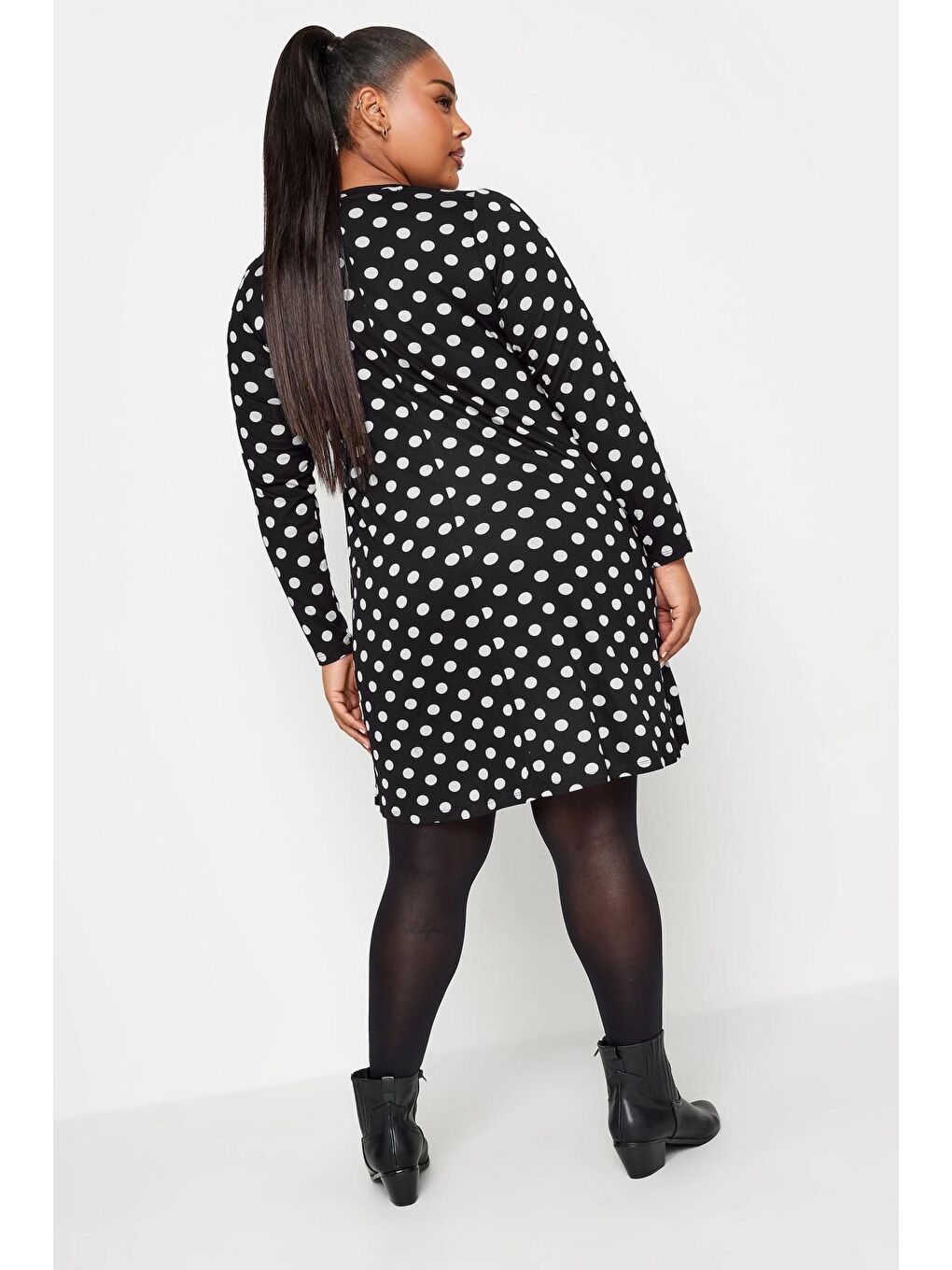 Siyah Büyük Beden V Yaka Uzun Kollu Puantiyeli Kısa Elbise 302738-4