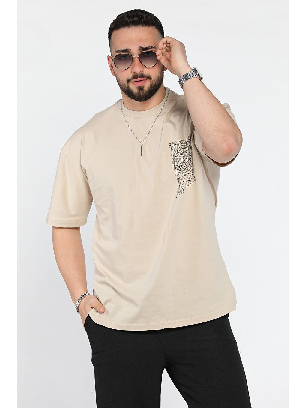 Bej Erkek Bisiklet Yaka  Aksesuar Detaylı Tişört