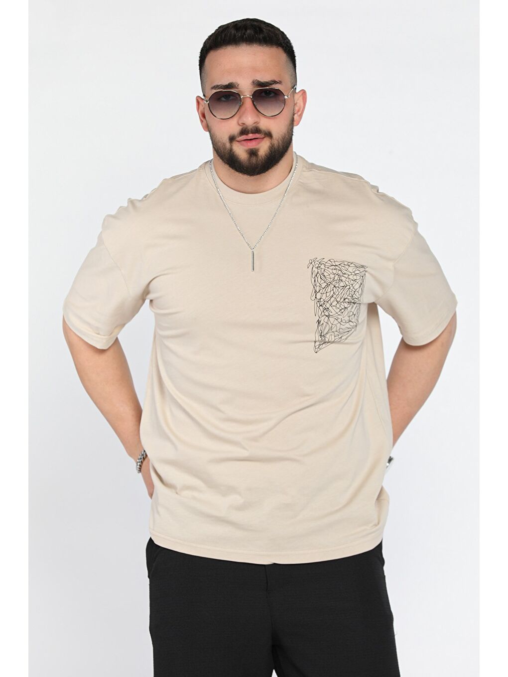 Bej Erkek Bisiklet Yaka  Aksesuar Detaylı Tişört-1