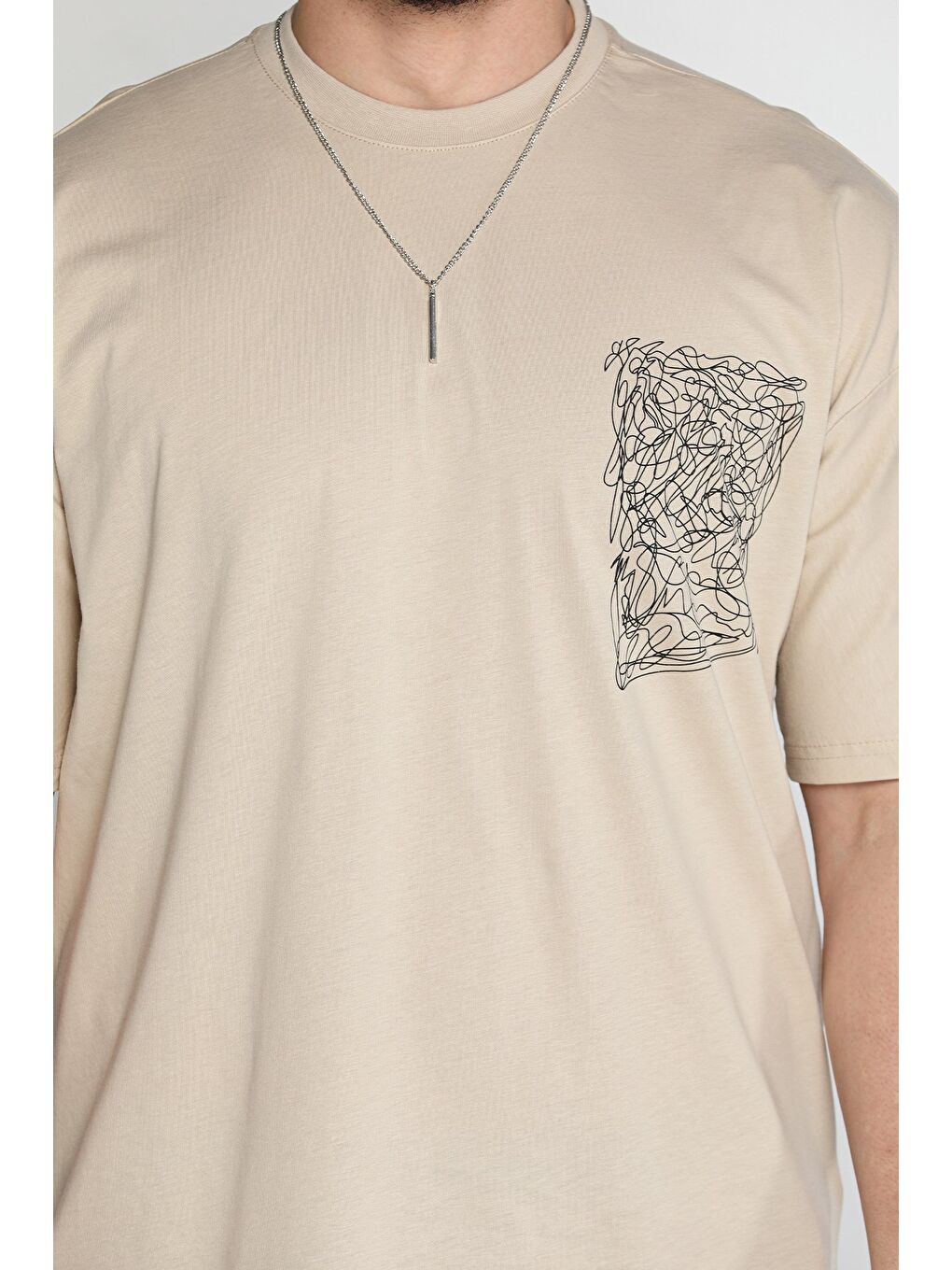 Bej Erkek Bisiklet Yaka  Aksesuar Detaylı Tişört-3