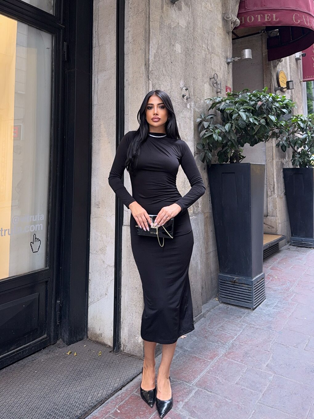 Siyah Yaka Detay Sandy Kumaş Elbise-1