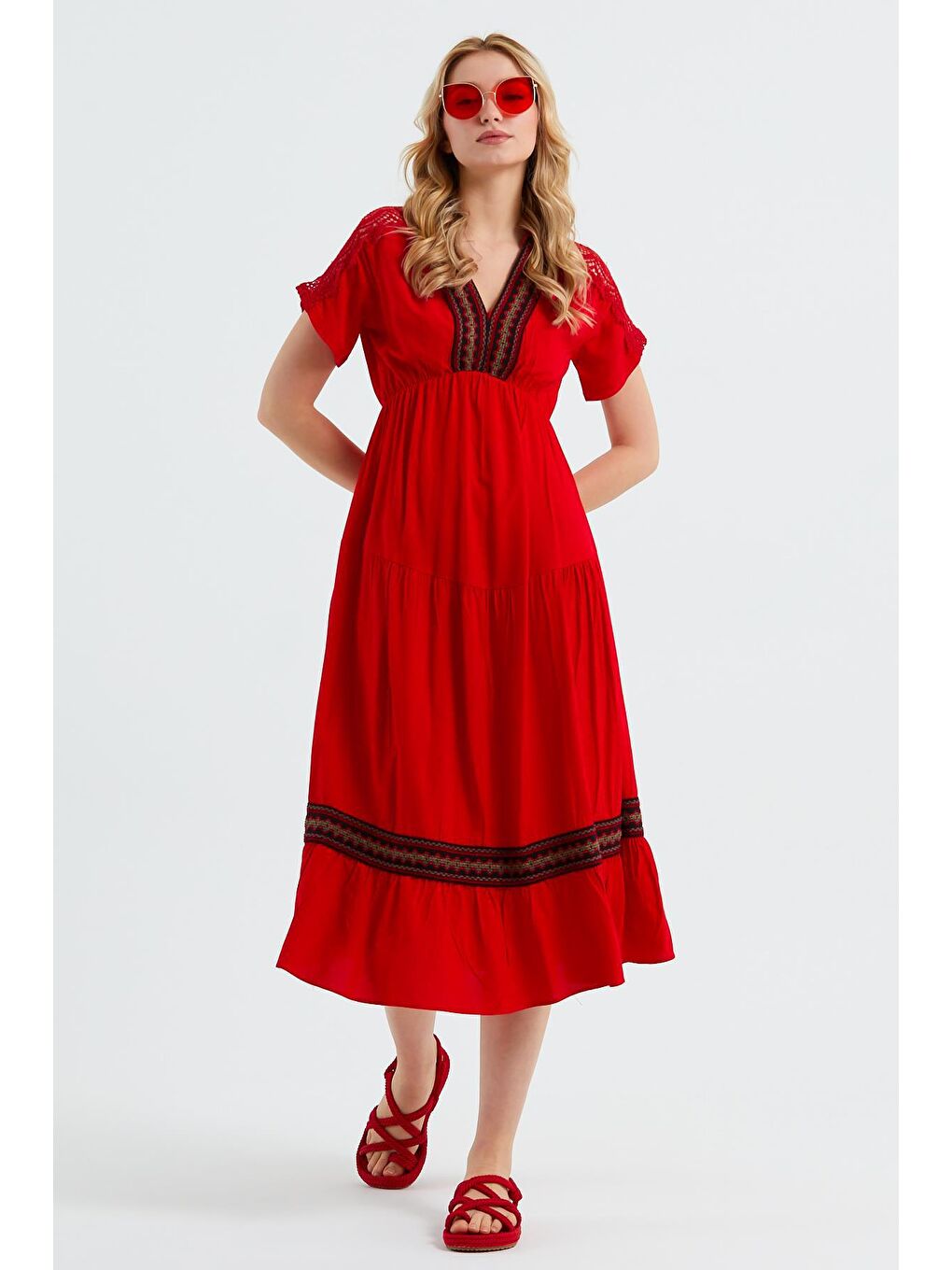 Kırmızı Kadın Nakış Detaylı Elbise