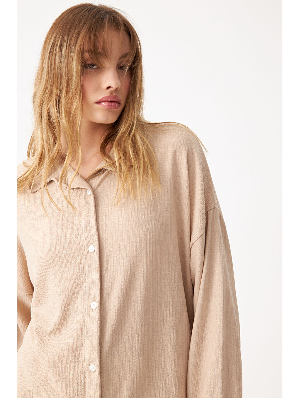 Kadın Bej Oversize Uzun Krinkıl Gömlek-4