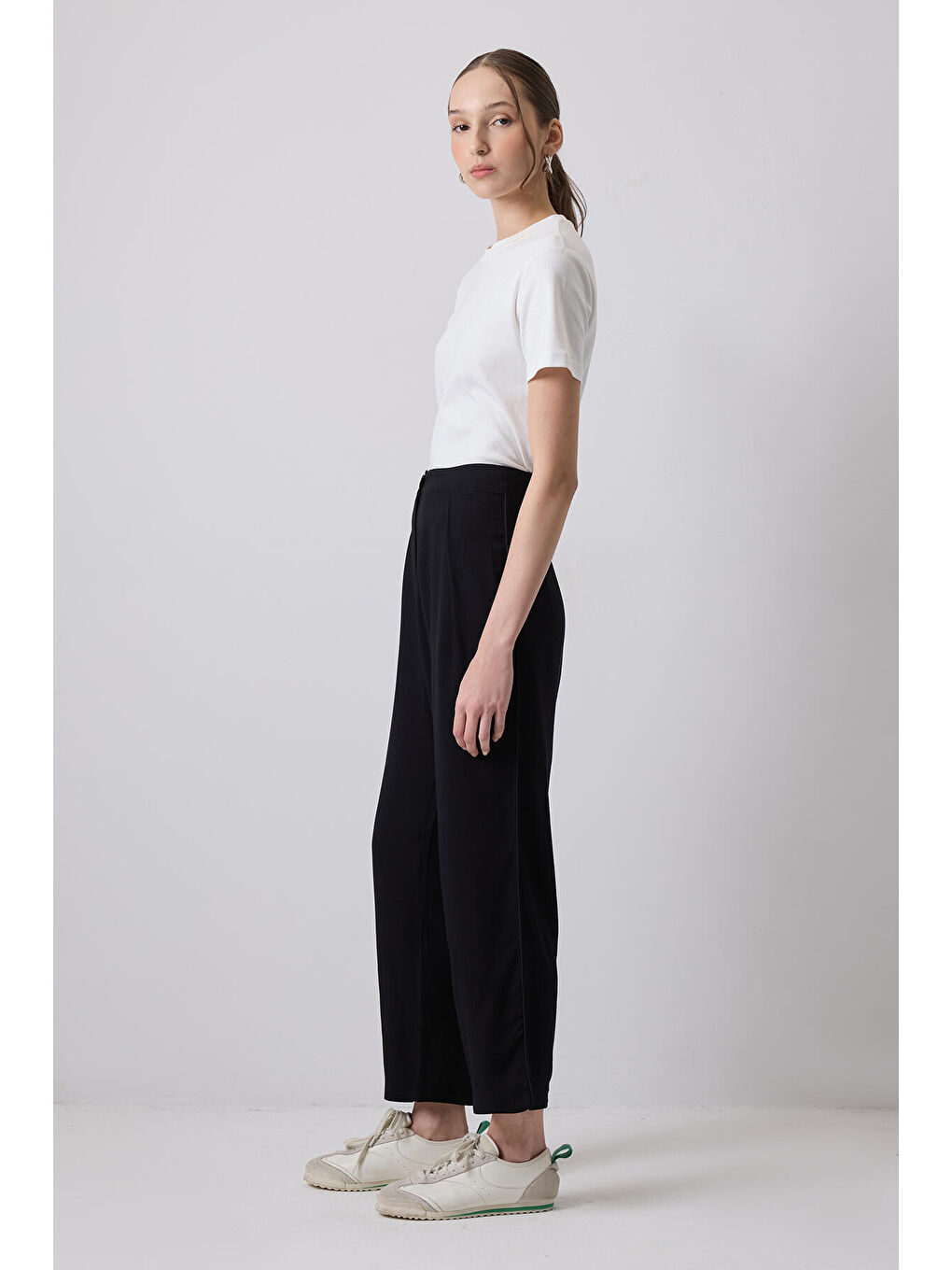 Siyah Pileli Viskon Pantolon-2