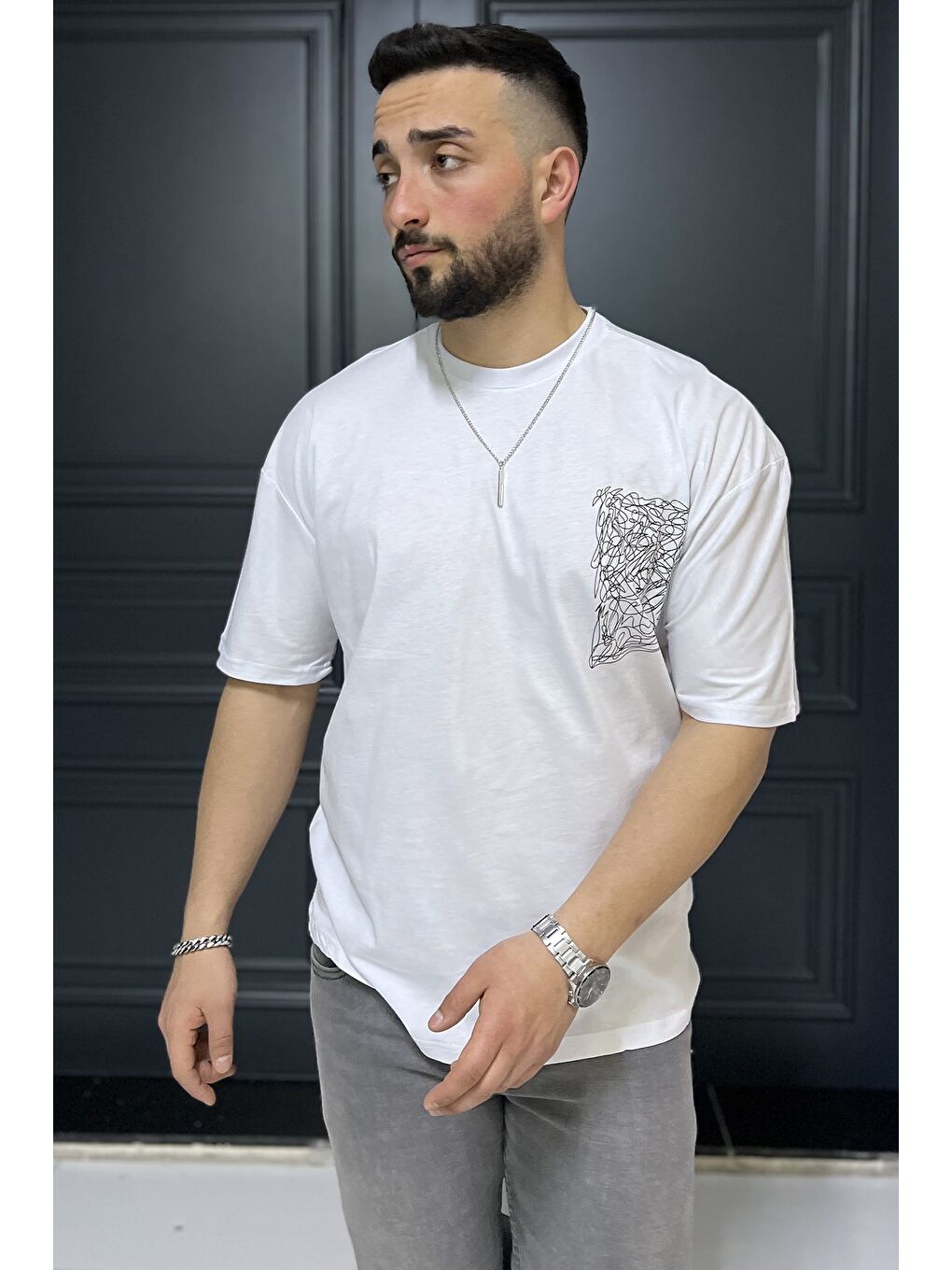Beyaz Erkek Bisiklet Yaka  Aksesuar Detaylı Tişört-1