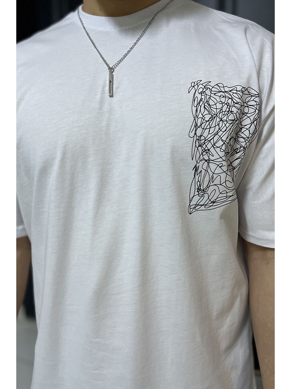 Beyaz Erkek Bisiklet Yaka  Aksesuar Detaylı Tişört-3