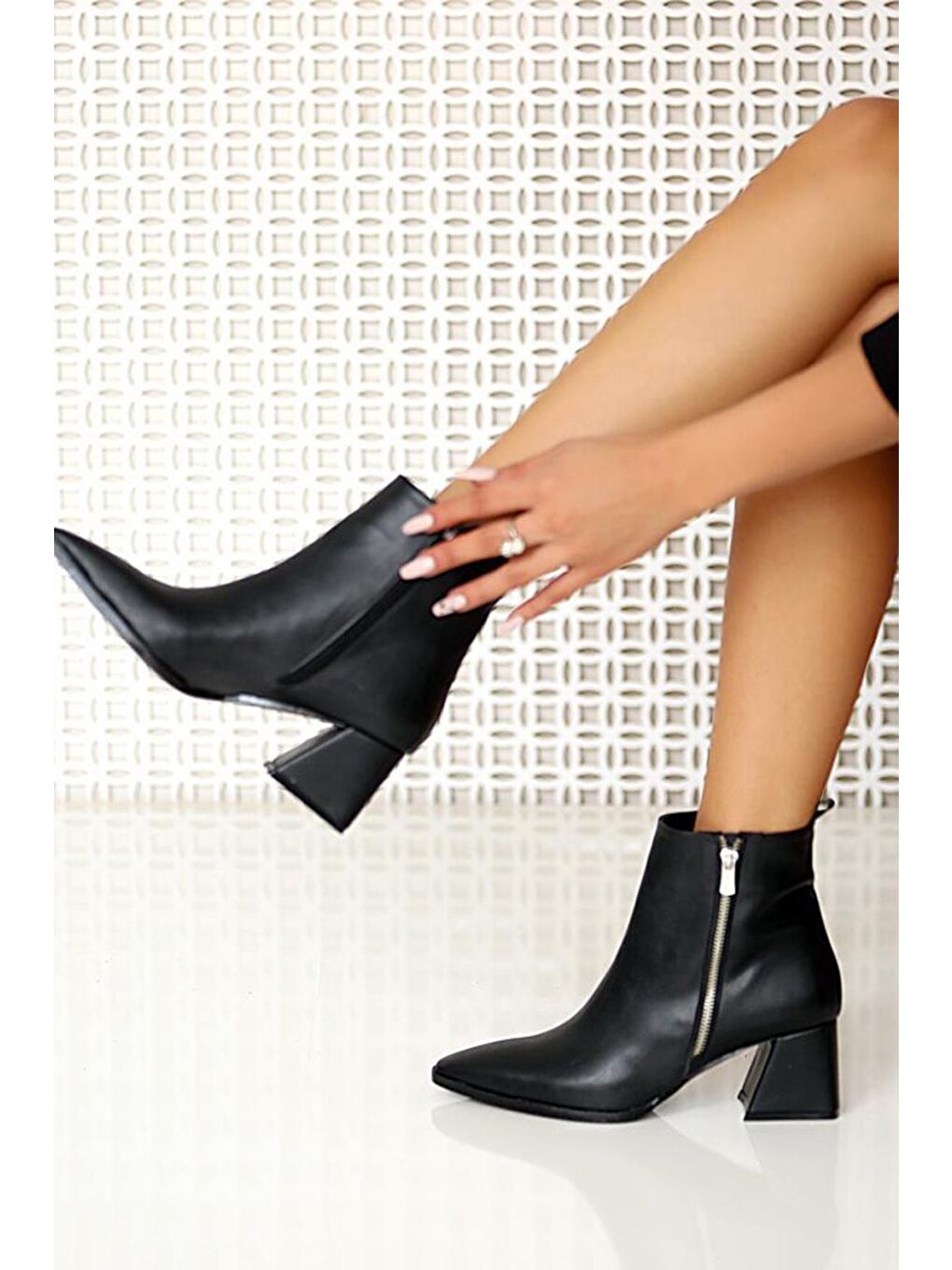 Siyah Sivri Burun Kalın Topuklu Fermuarlı Kadın Bot 35-85-21