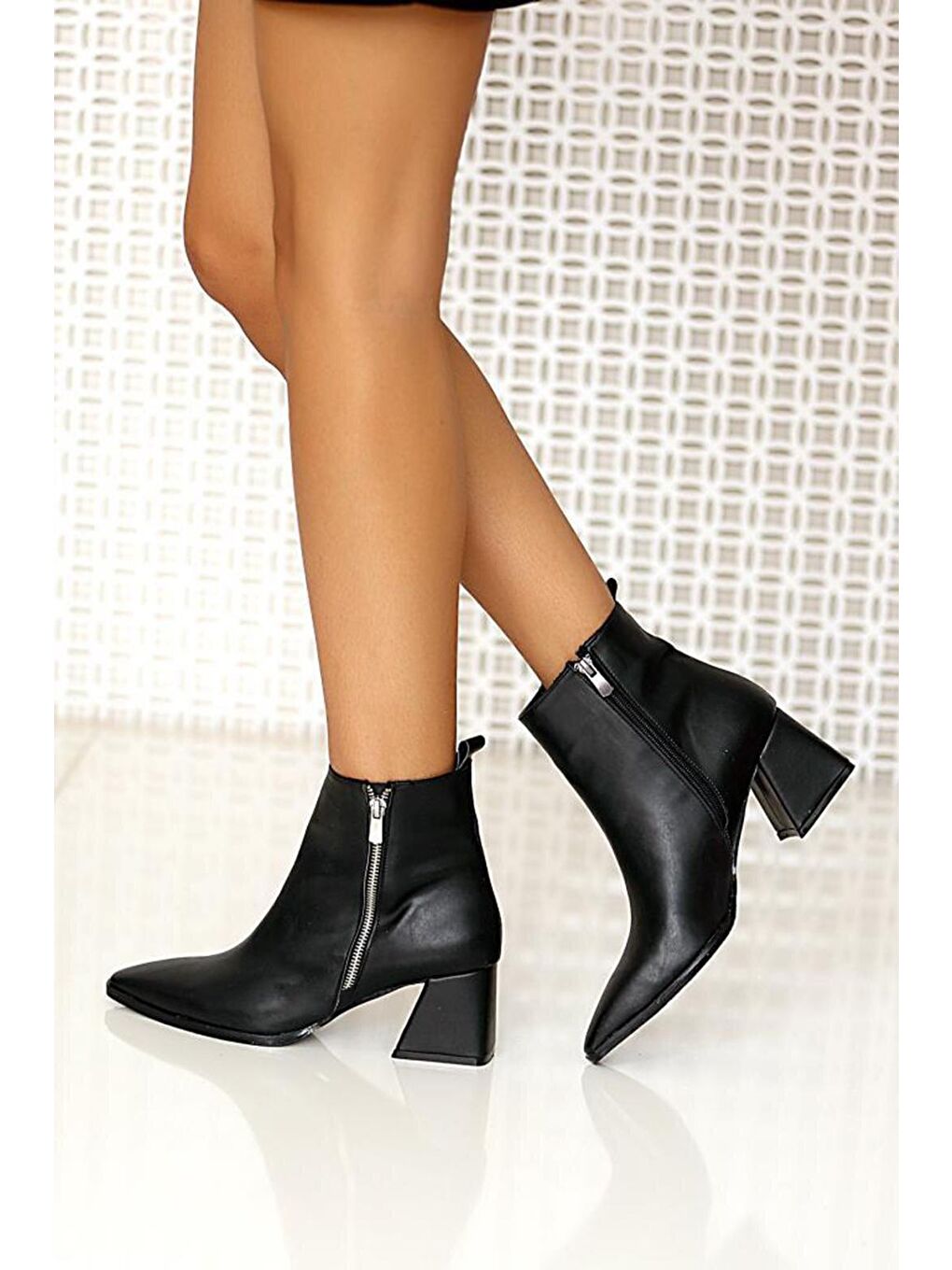 Siyah Sivri Burun Kalın Topuklu Fermuarlı Kadın Bot 35-85-21-1