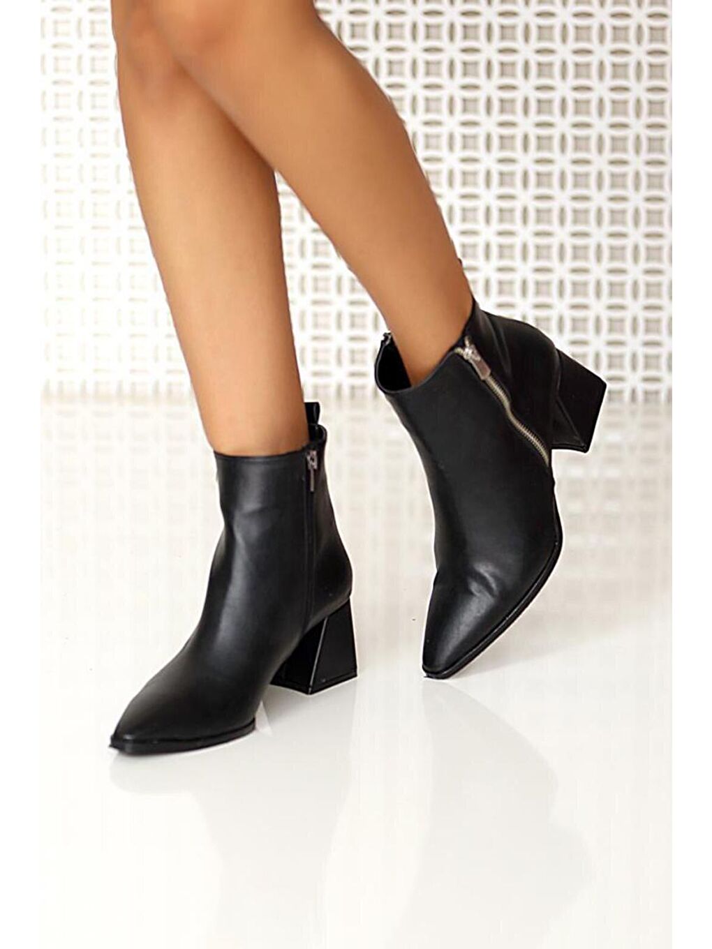 Siyah Sivri Burun Kalın Topuklu Fermuarlı Kadın Bot 35-85-21-2