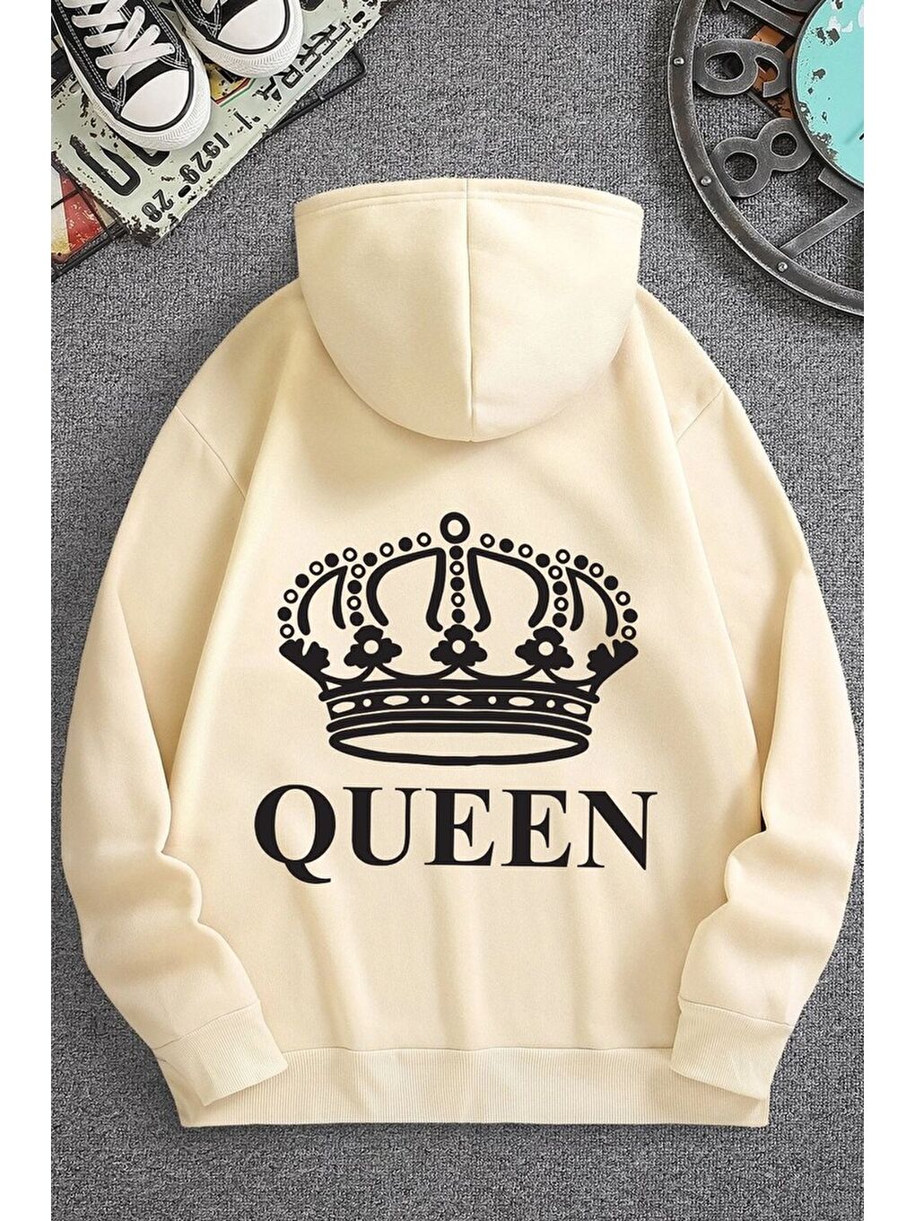 uyguntarz Bej Unisex Quenn Sırt Baskılı Sweatshirt