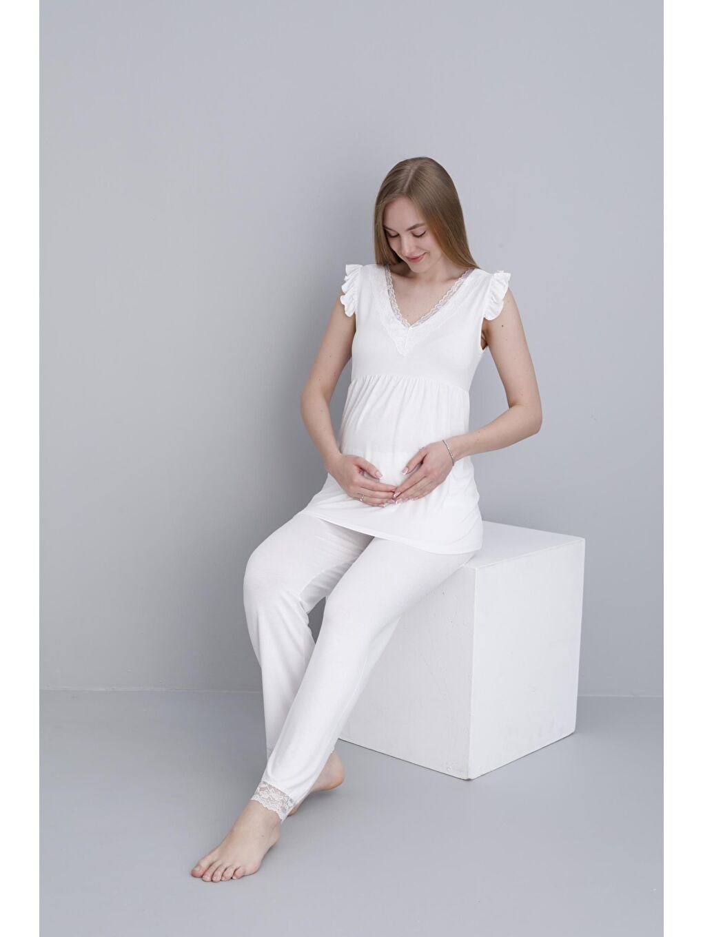 Beyaz Dantel Detaylı V Yaka Kolsuz Hamile ve Lohusa Pijama Takımı-4