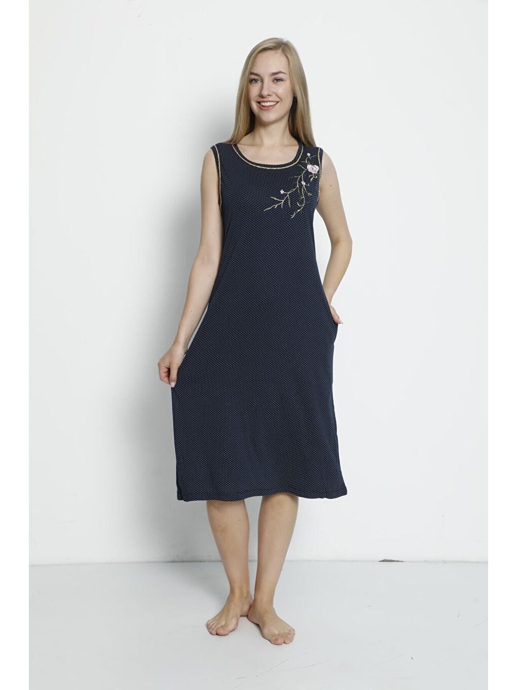 Lacivert Puantiyeli Nakış Detaylı Cepli Viskon Askılı Elbise-2