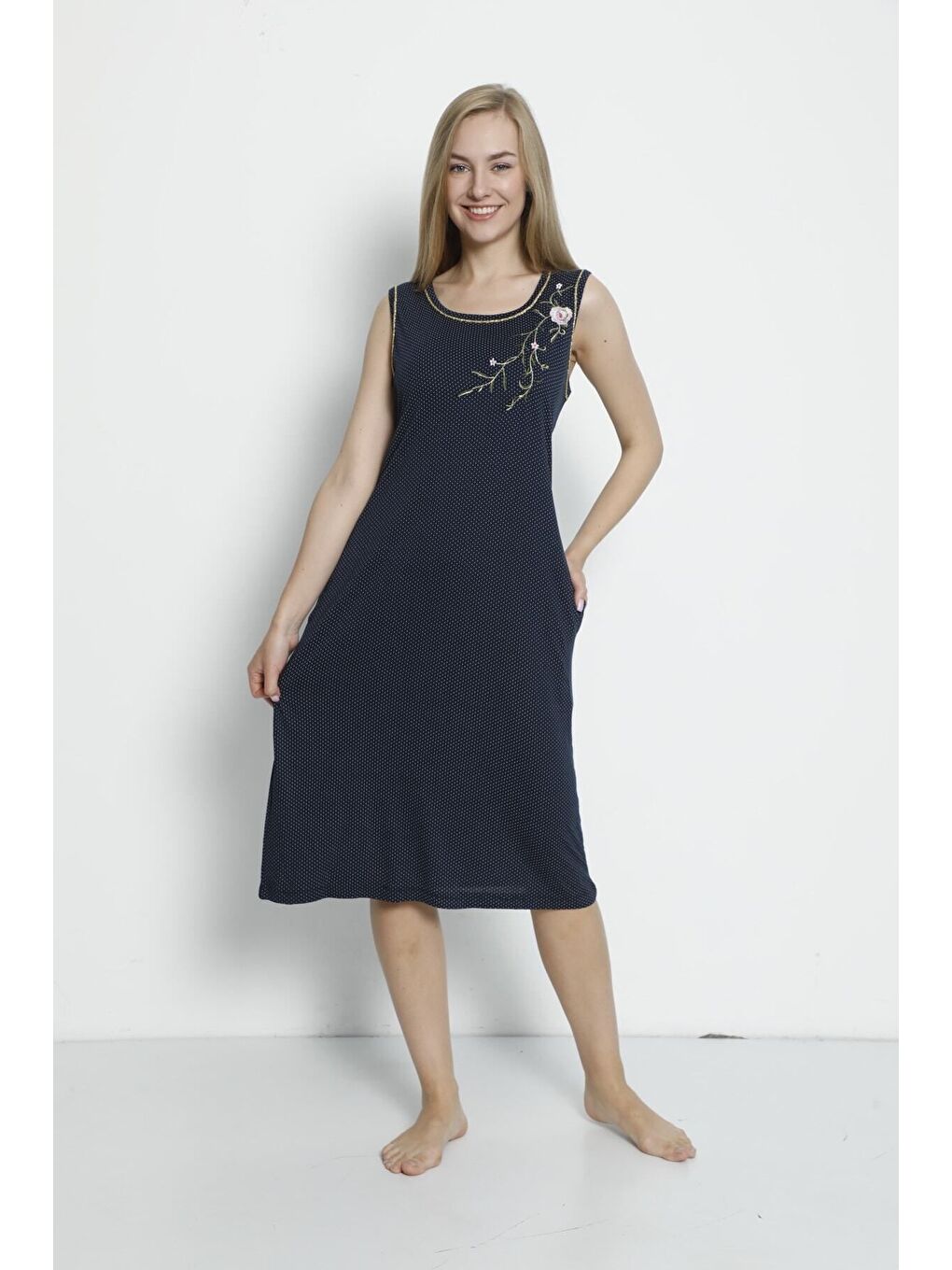 Lacivert Puantiyeli Nakış Detaylı Cepli Viskon Askılı Elbise-3