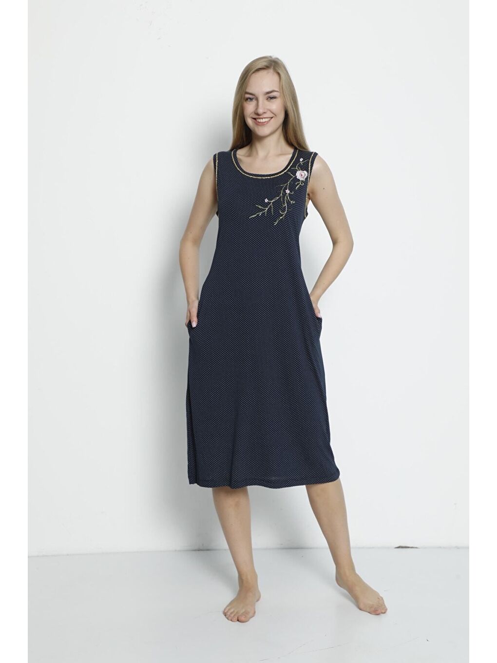 Lacivert Puantiyeli Nakış Detaylı Cepli Viskon Askılı Elbise-4
