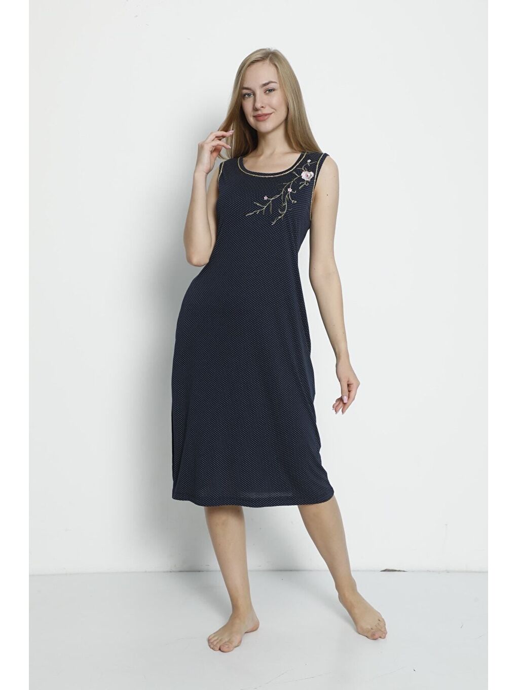 Lacivert Puantiyeli Nakış Detaylı Cepli Viskon Askılı Elbise-5