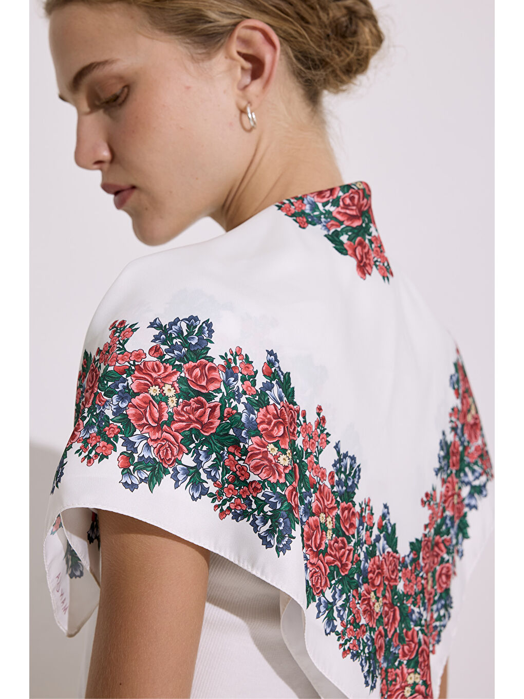 Beyaz Saten Desenli Fular Dahlıa-3