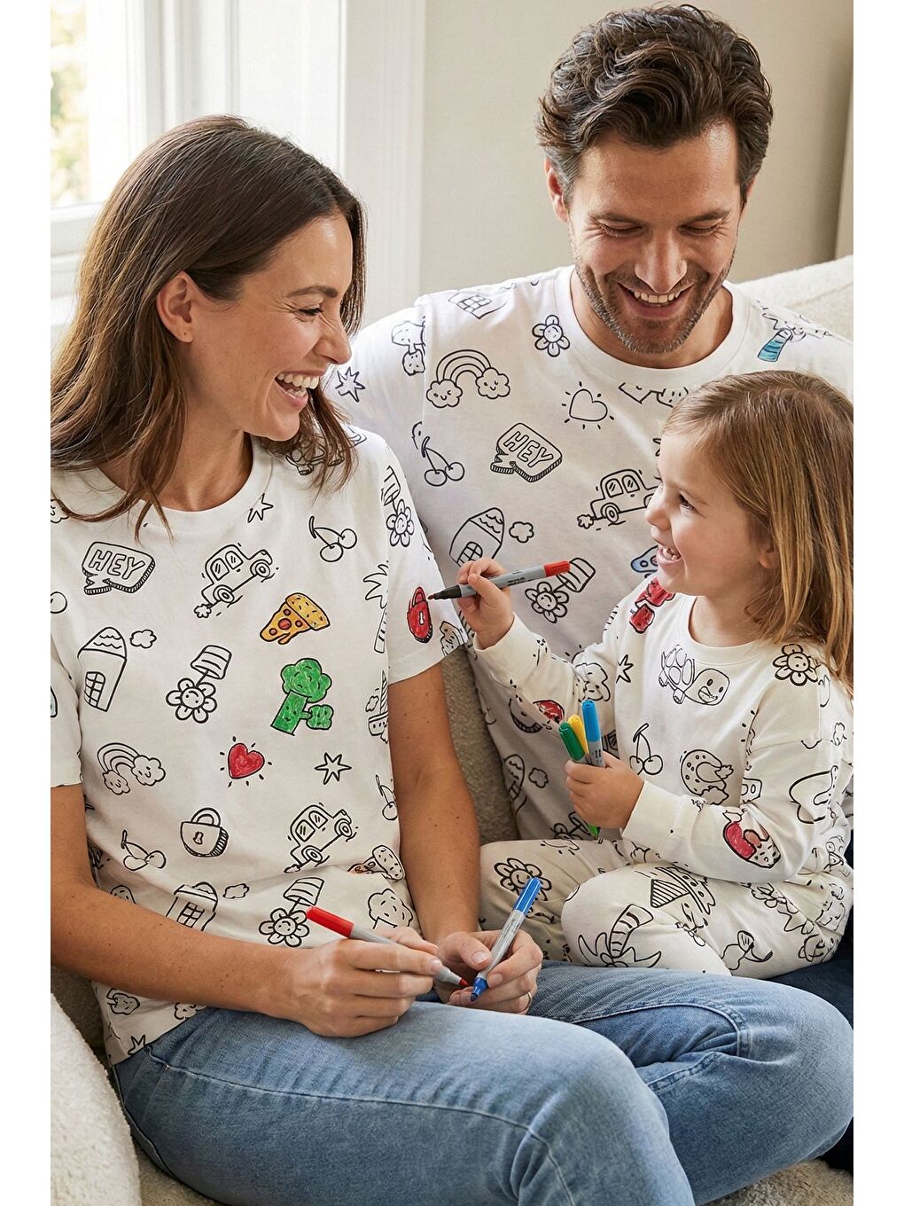 Beyaz En Sevimli Figürleri Özel Kalemi ile BOYANABİLİR Yetişkin T-Shirt (Yıkama Sonrası Leke Bırakmaz)