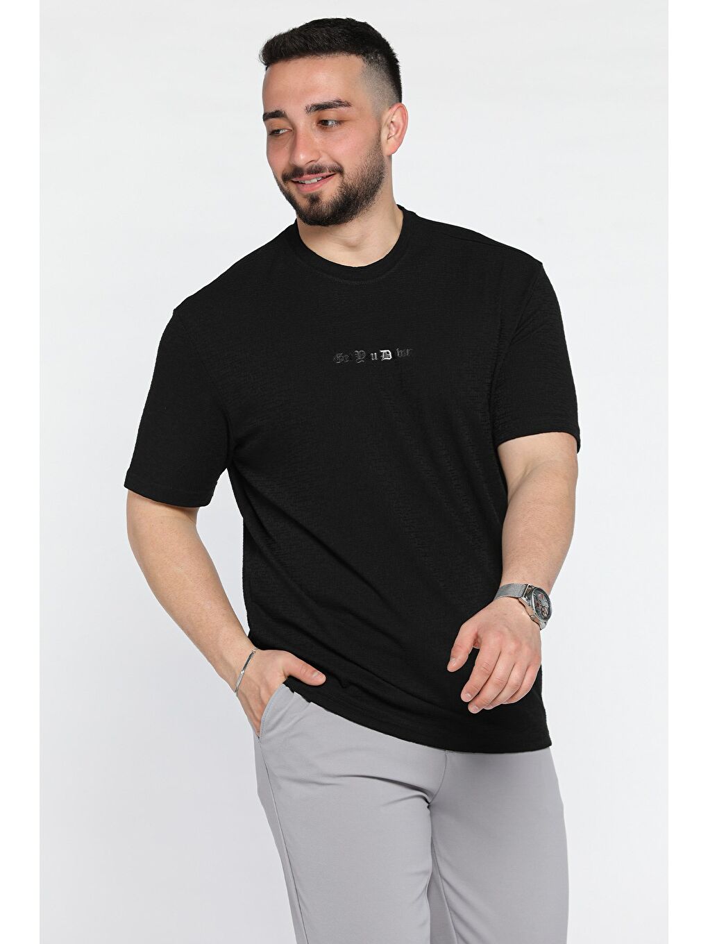 Siyah Bisiklet Yaka Kendinden Desenli Erkek Tişört