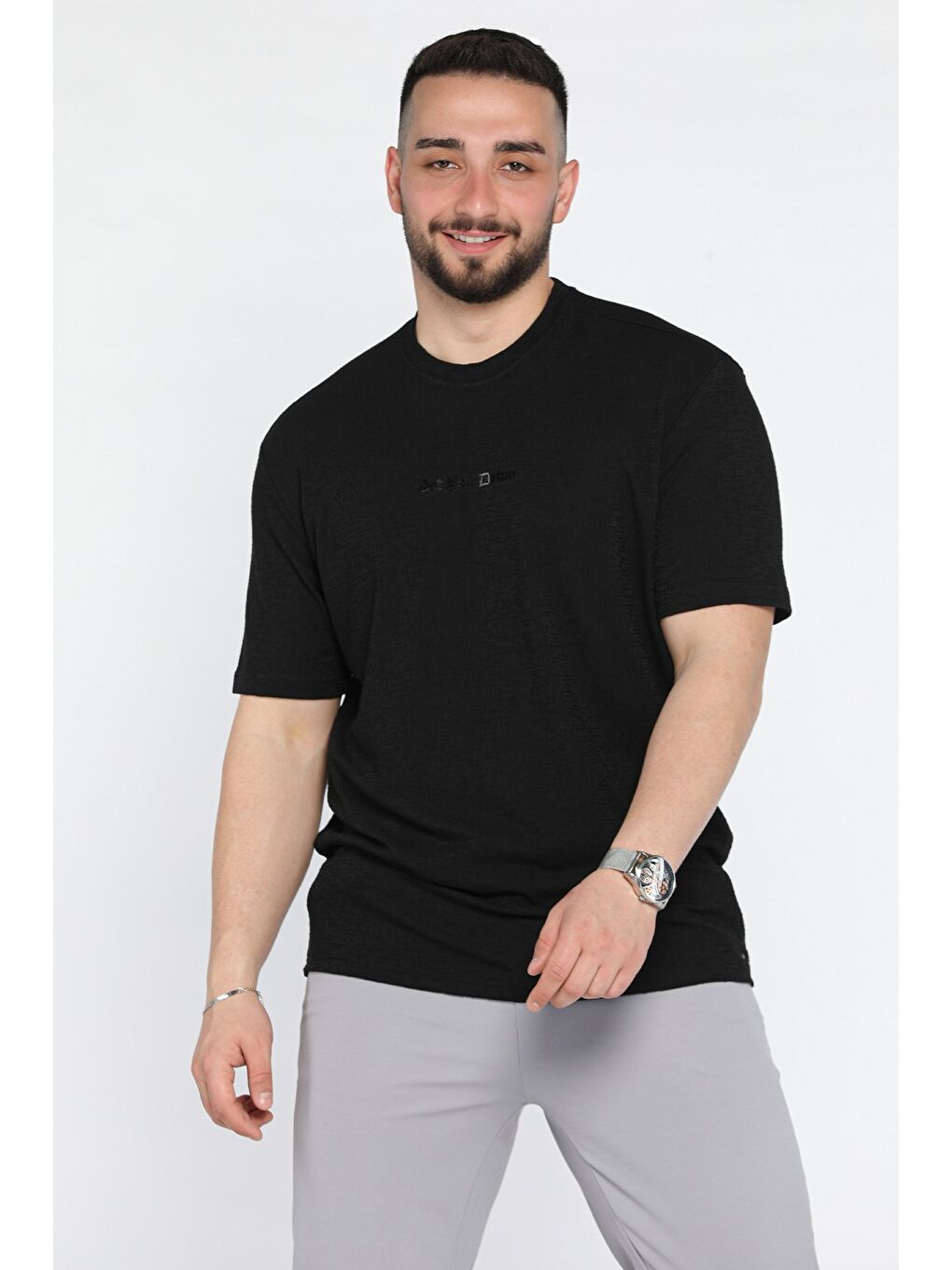 Siyah Bisiklet Yaka Kendinden Desenli Erkek Tişört-1