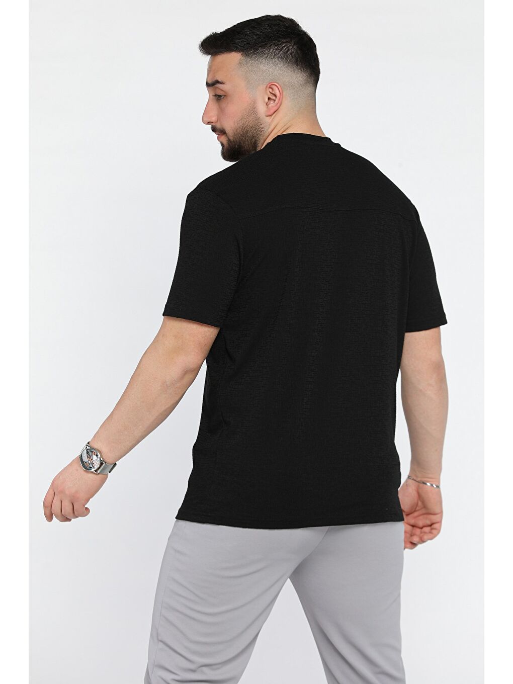 Siyah Bisiklet Yaka Kendinden Desenli Erkek Tişört-2