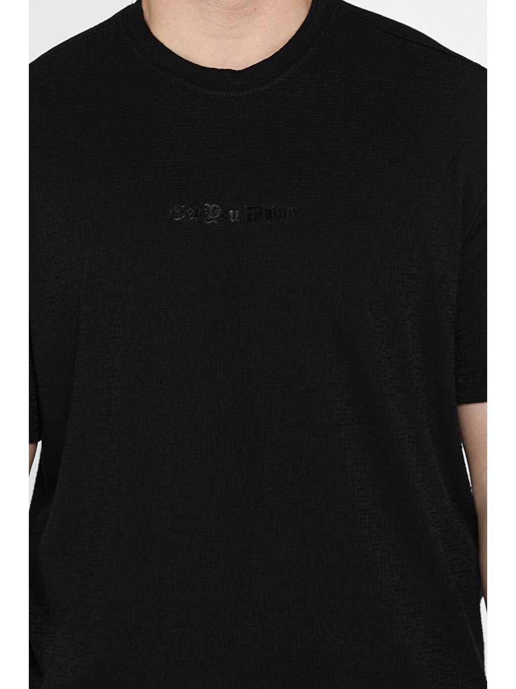 Siyah Bisiklet Yaka Kendinden Desenli Erkek Tişört-3