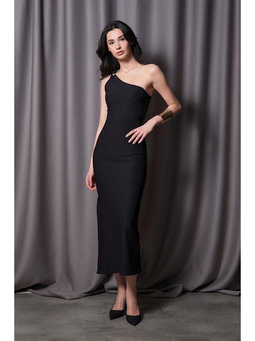 Siyah Fitilli Tek Omuz Yırtmaçlı Elbise