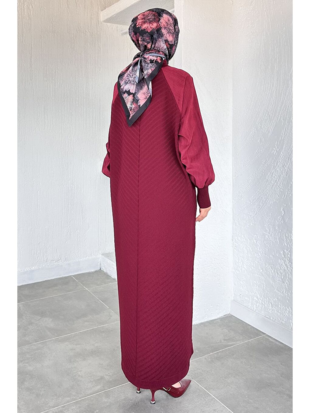Bordo Gülseli Kendinden Desenli Tesettür Triko Elbise-4
