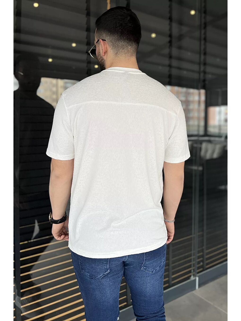 Ekru Bisiklet Yaka Kendinden Desenli Erkek Tişört-2