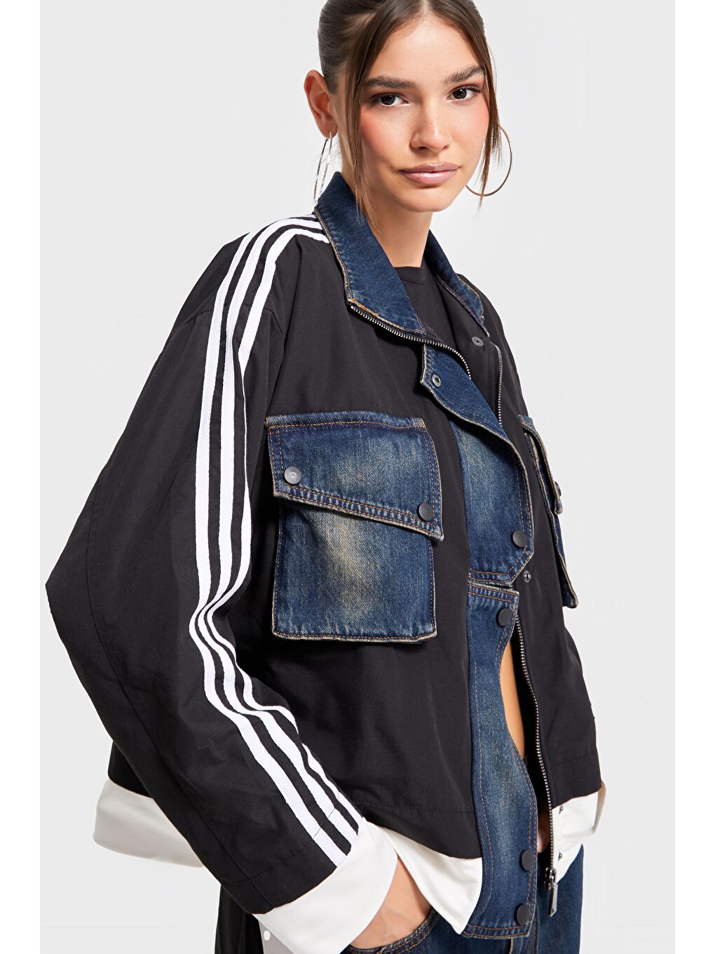 Mavi Kadın Jean Rengi Parçalı Kumaş Şerit Detaylı Bol Kesim Özel Tasarım Denim Ceket-1