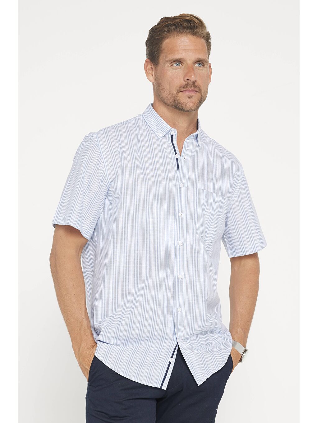 Mavi Erkek Klasik Fit Normal Kesim Kısa Kollu %100 Pamuk Keten Doku Tek Cepli Çizgili Düğmeli Yaka Gömlek